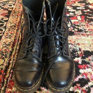 DOC MARTENS SIZE 8.5-9